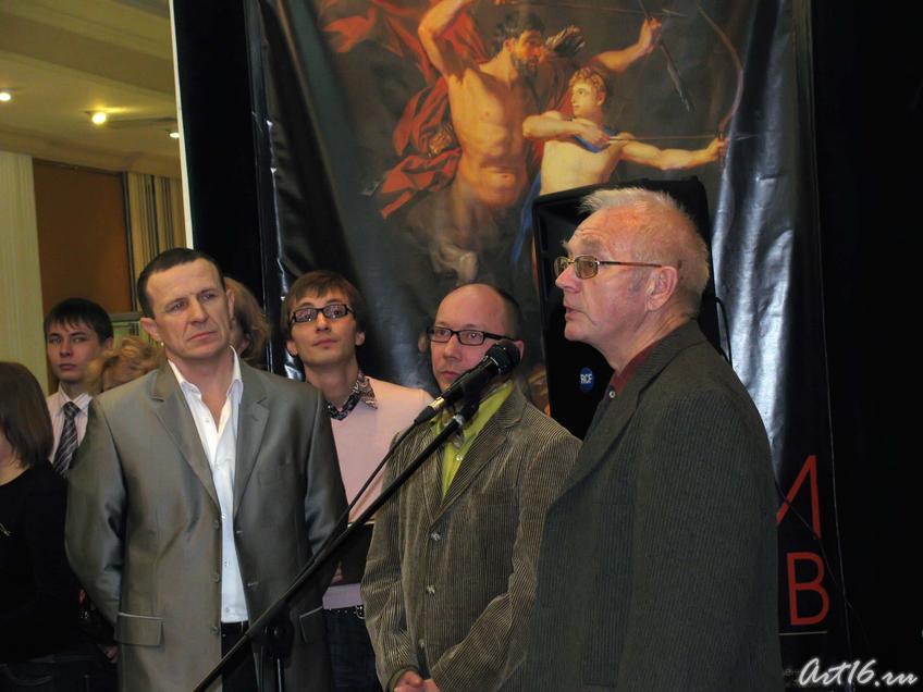 Фото №37660. Виновники торжества принимают поздравления