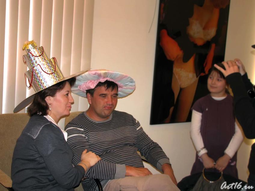 Фото №58653. Не осталось человека, не примерившего шляпку в "«Ателье на Монмартре»