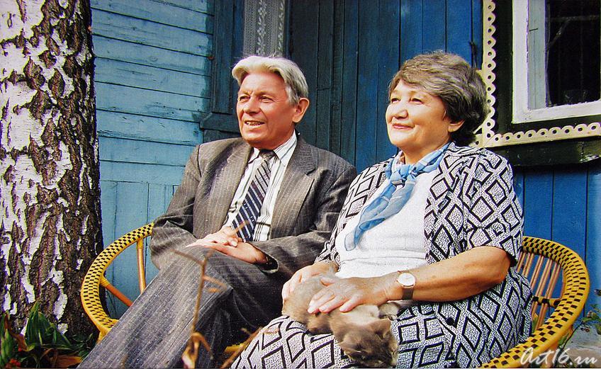 Фото №59885. Гариф Ахунов с женой в саду