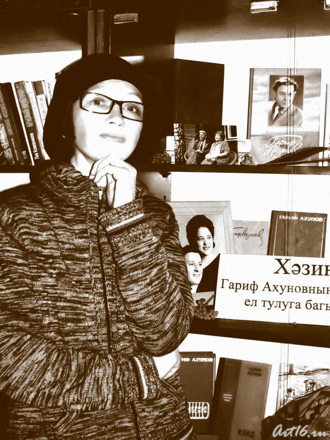 Фото №59937. Гид по выставке Н. Ахунова