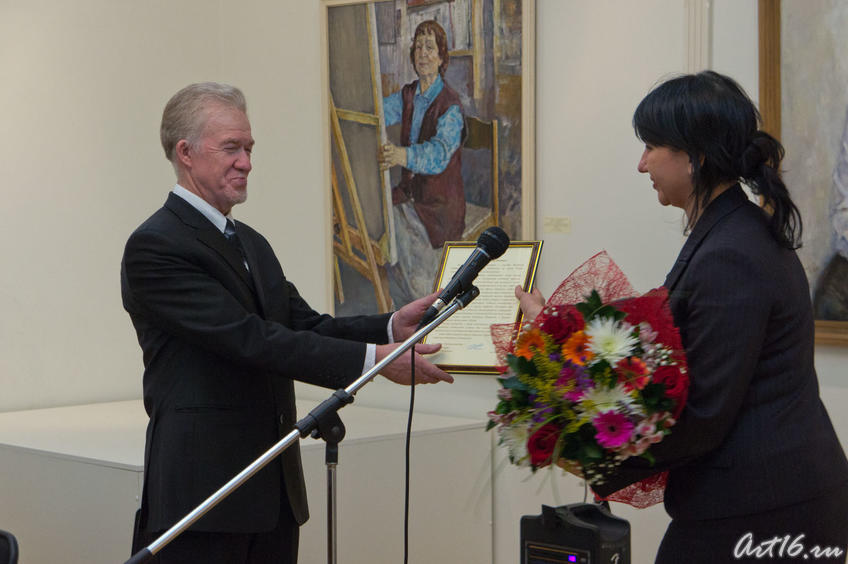 Фото №69087. З. Гимаев, И. Аюпова. Поздравление юбиляра (2011)