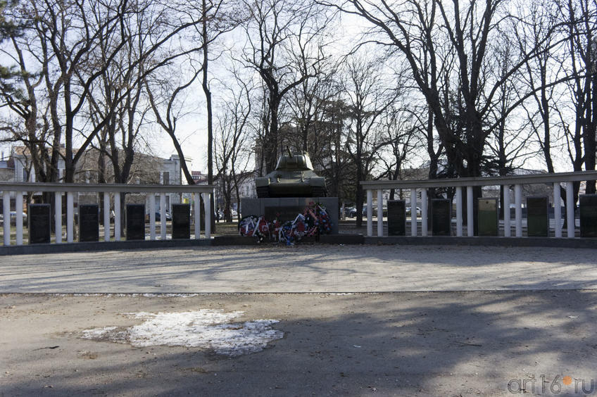 Фото №69936. танк Т-34, установленный в честь освобождения Симферополя от немецко-фашистских захватчиков, возле здания Верховного Совета Крым