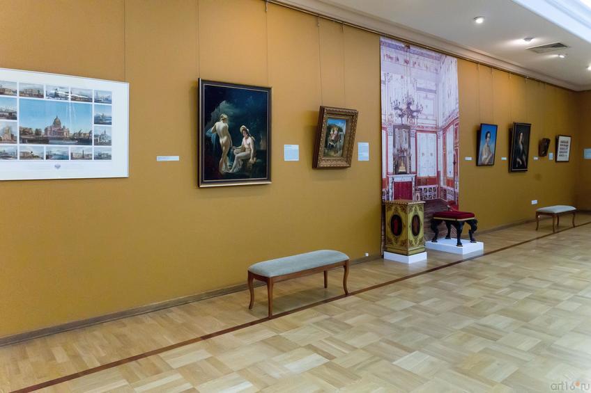 Фото №739317. По центру расположен табурет из Помпейской столовой в Зимнем дворце