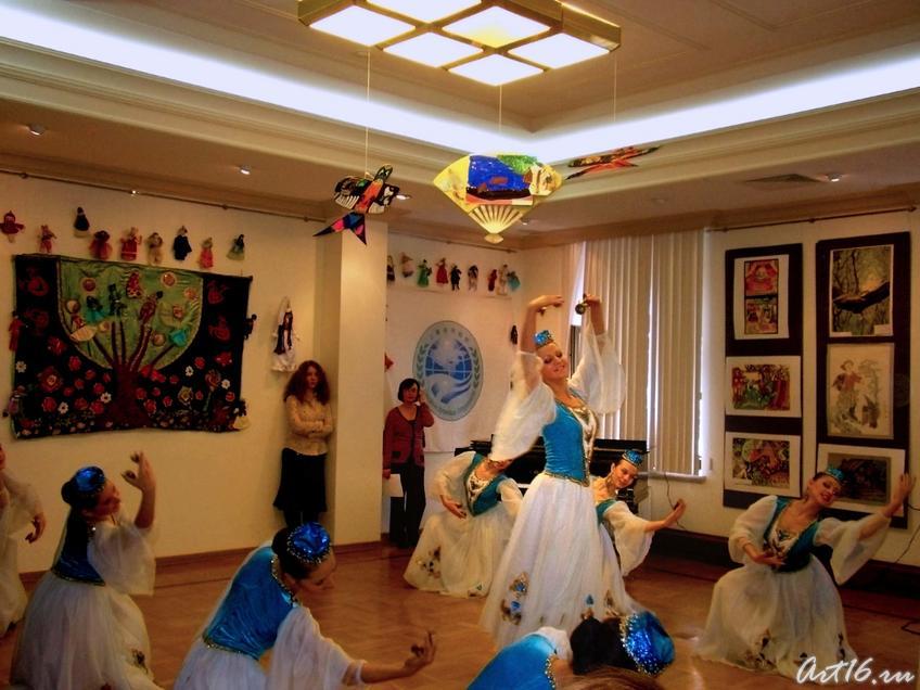 Фото №7687. "Весенние напевы" татарский танец