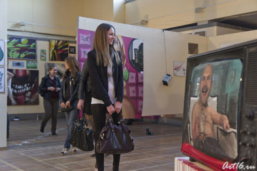 Фото №78114. В зале современного городского искусства, Казань