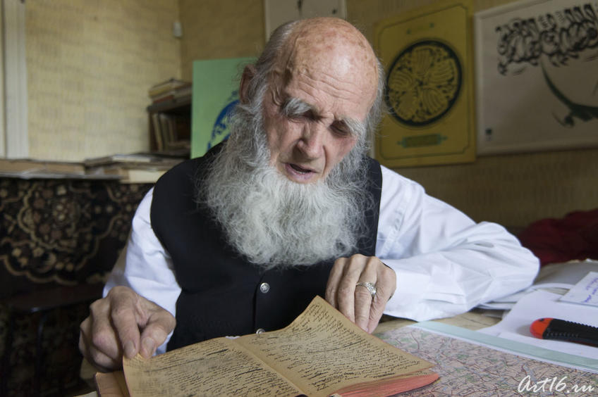 Фото №78235. Владимир Александрович Попов за чтением фронтового дневника