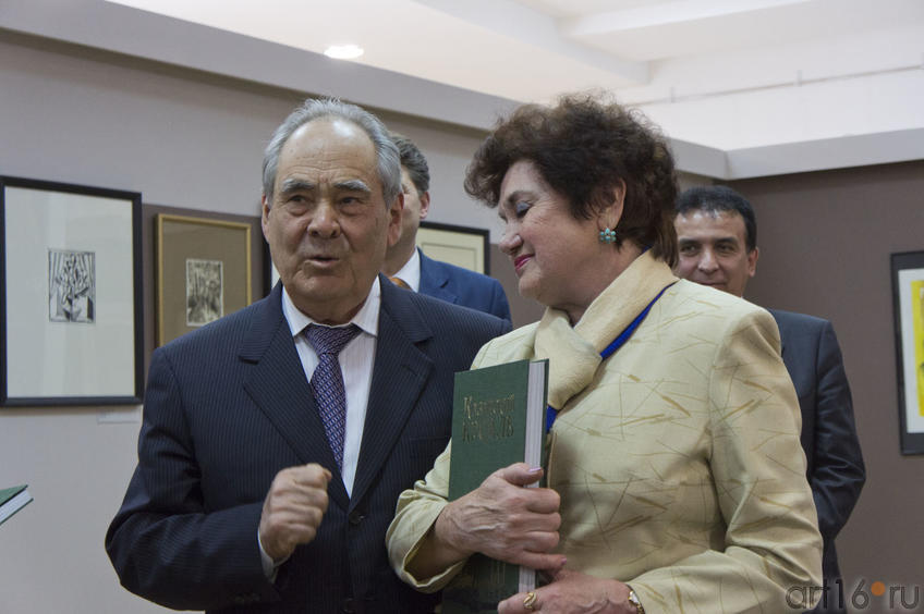 Фото №78414. М.Ш.Шаймиев вручает книги  директорам музеев
