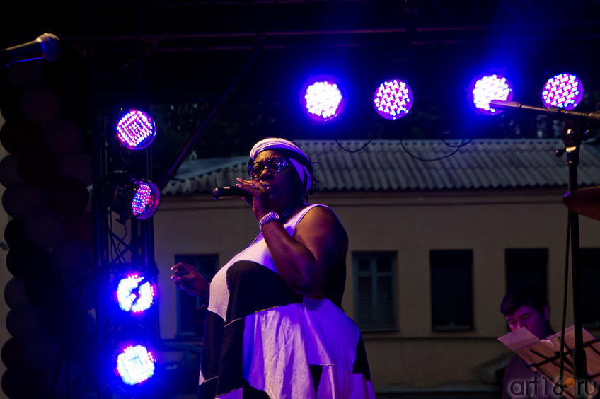 Фото №81062. Tecora Rogers.  “GOLD STANDARDS”