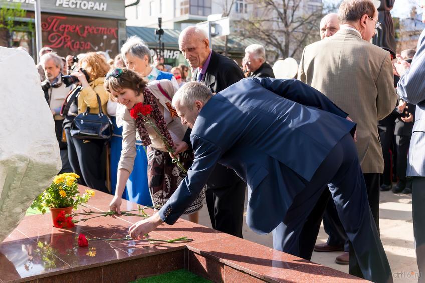 Фото №814259. Возложение цветов. Памятный знак-камень художникам, погибшим в ВОв