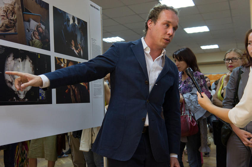 Фото №81799. Экскурсия про выставке  " World Press Photo - 2011". Казань