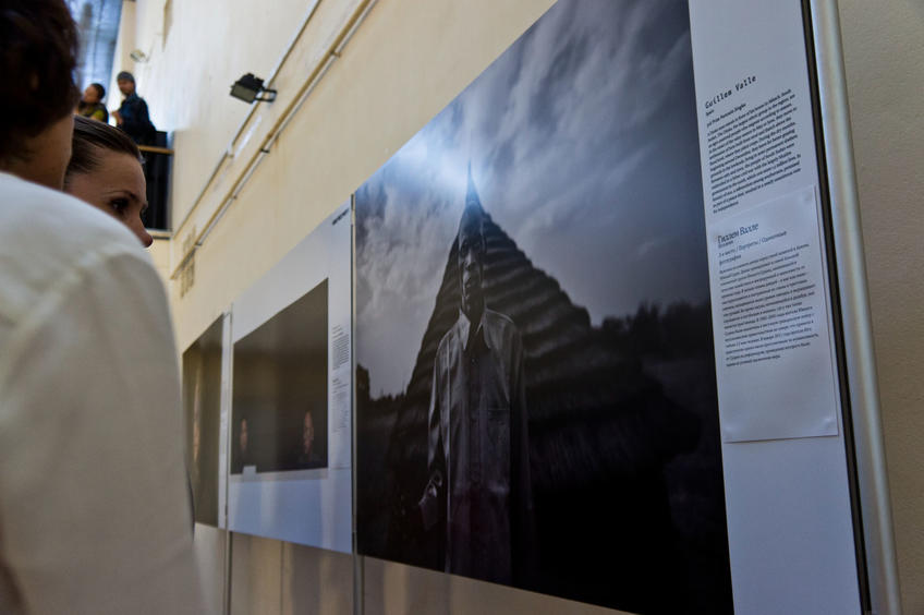 Фото №81839. У стенда с фотографиями Гиллема Валле (Испания)