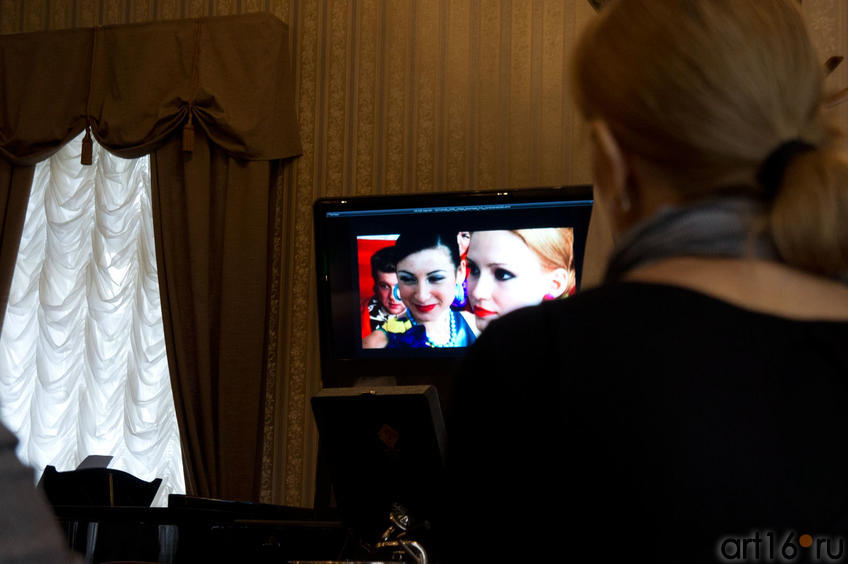 Фото №82822. На экране студенческая работа, фильм А.Габдрахманова "Действуй"