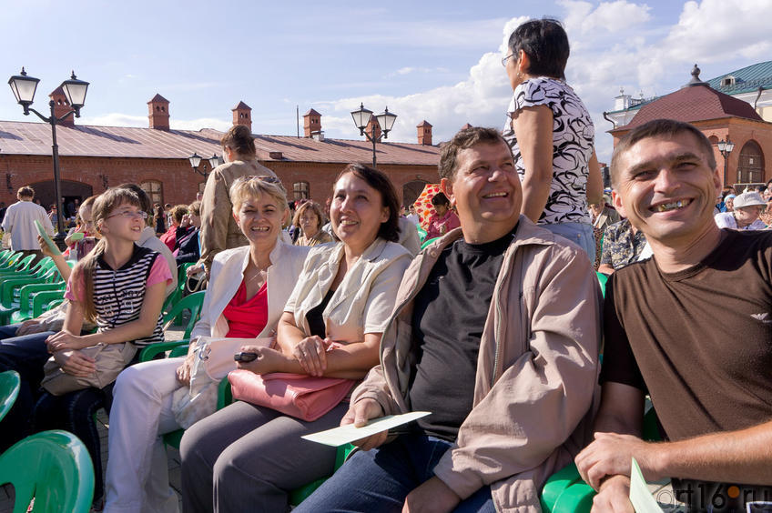 Фото №84299. Зрители перед началом оперного показа на территории Пушечного двора