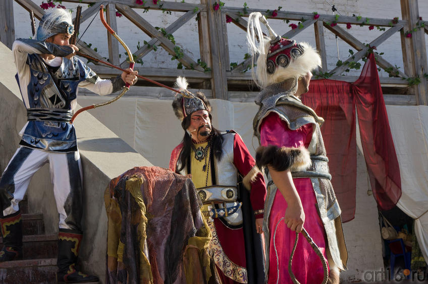 Фото №84435. Хан приказывает ослепить Тугзак, разрезать подошвы ног 