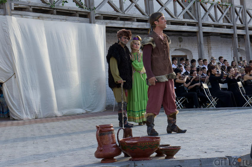 Фото №84500. Джик и Алтынчеч в доме старого Бураша