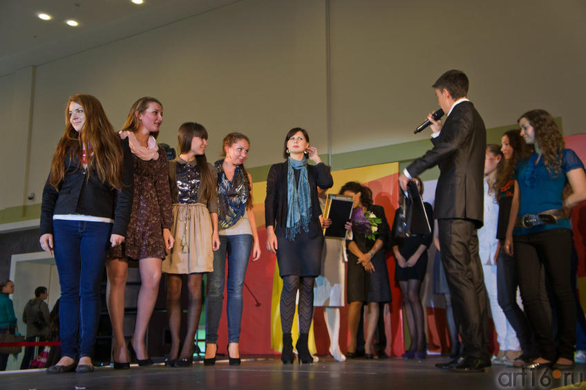 Фото №84682. Награждение победителей. 	Кубасова Мария	 (в голубом шарфе)