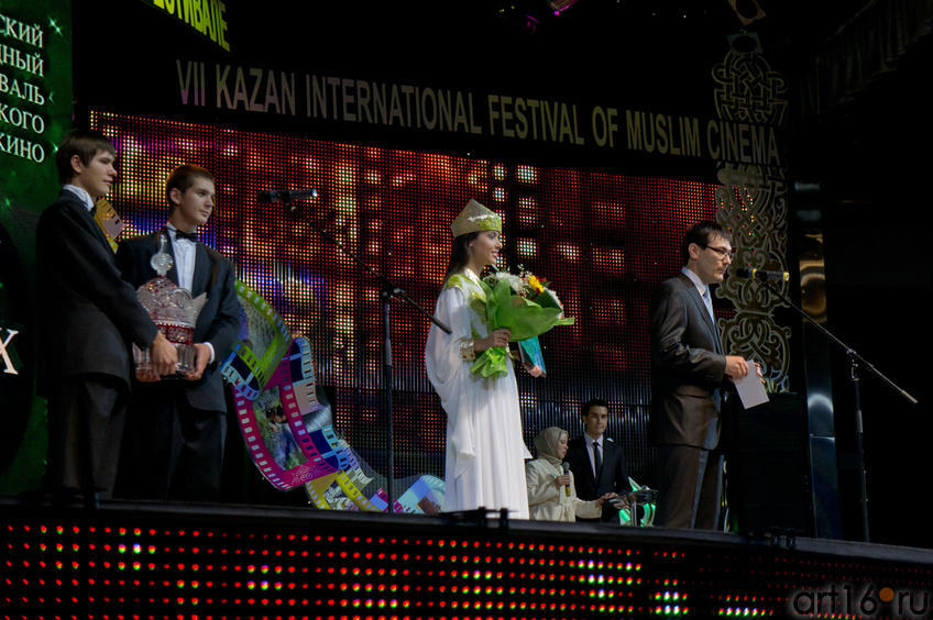 Фото №85243. Приз зрительских симпатий – Свет с Востока, Ш.Махмудов, Узбекистан.  Вручает ОАО «Гусевской хрусталь»