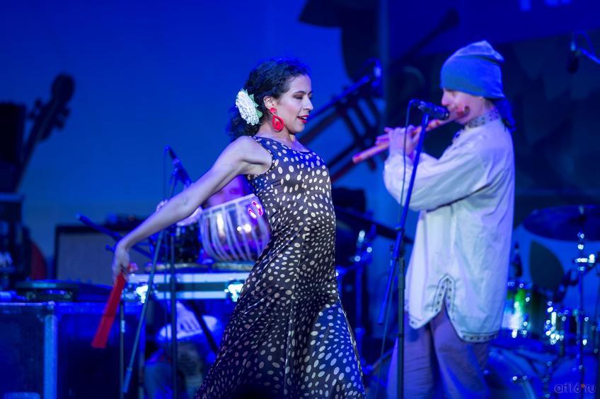 Фото №855190. Группа Samhey Project, танцовщица