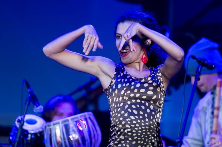 Фото №855196. Группа Samhey Project, танцовщица