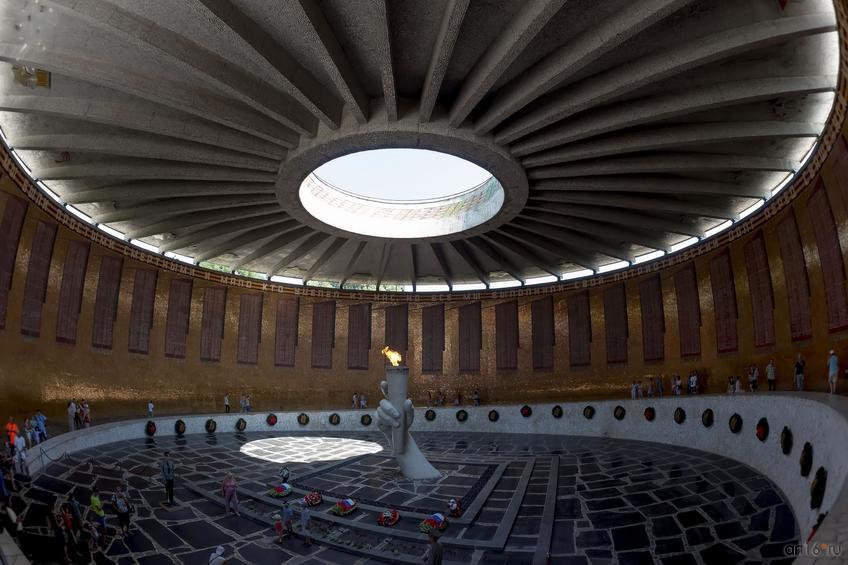 Фото №858313. Зал Воинской славы. В центре: скульптурная композиция (рука, сжимающая факел) 