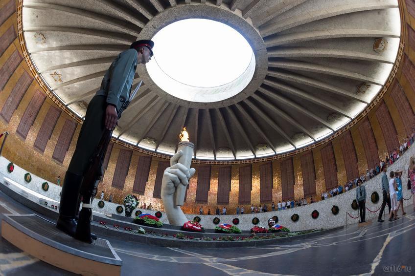 Фото №858337. Зал Воинской славы (Мамаев курган). Часовой на посту