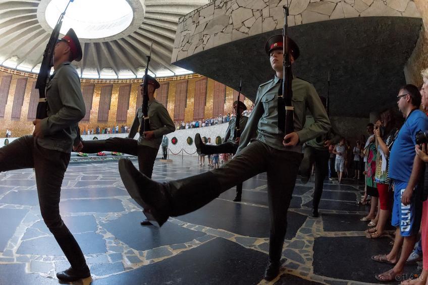 Фото №858361. Смена почетного караула. Зал Воинской славы (Мамаев курган)