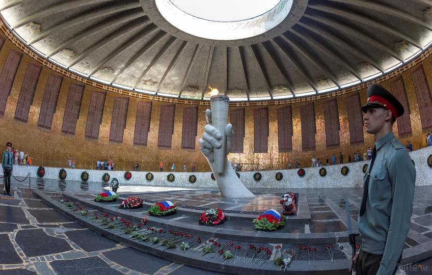 Фото №858367. Возле скульптурной группы (факел в руке) всегда венки и цветы