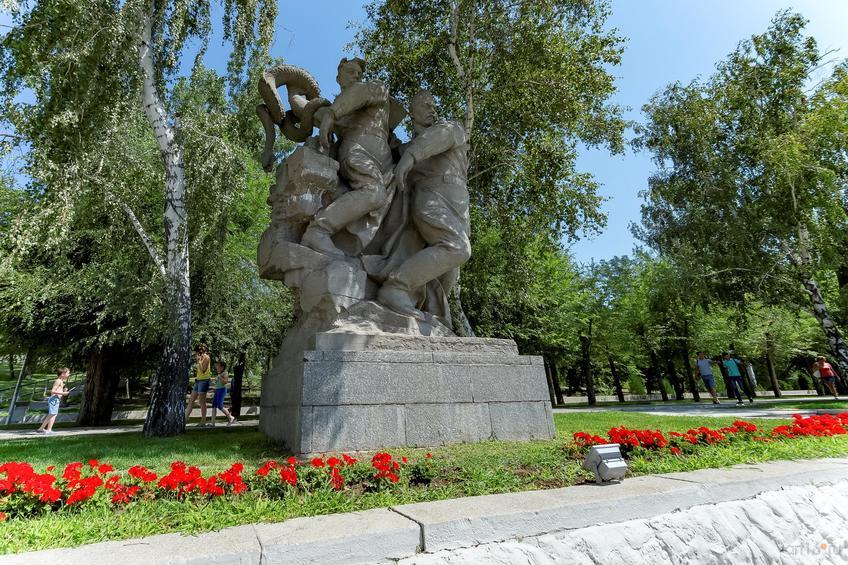 Фото №858385. Скульптурная группа: Воины, уничтожающие гидру и свастику