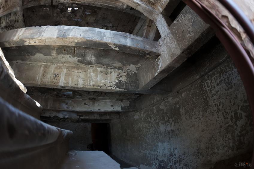 Фото №858679. Руины мельницы (вид через решетку )