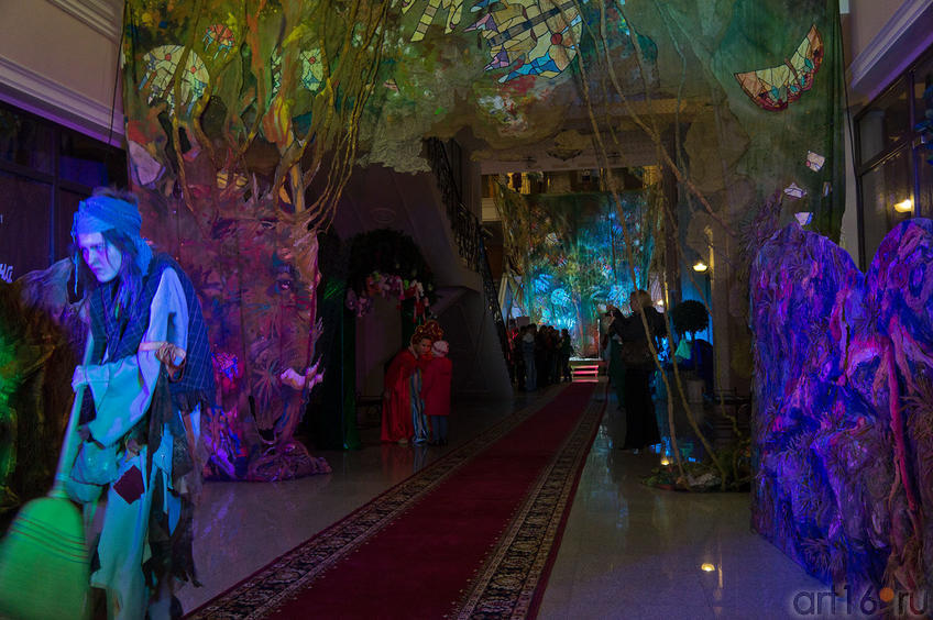 Фото №86044. В фойе кинотеатра