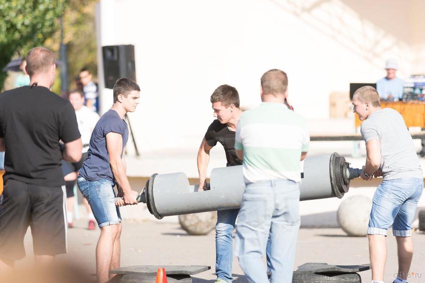 Фото №862357. А троим поднять слабо? Игра со зрителями. Турнир по силовому экстриму