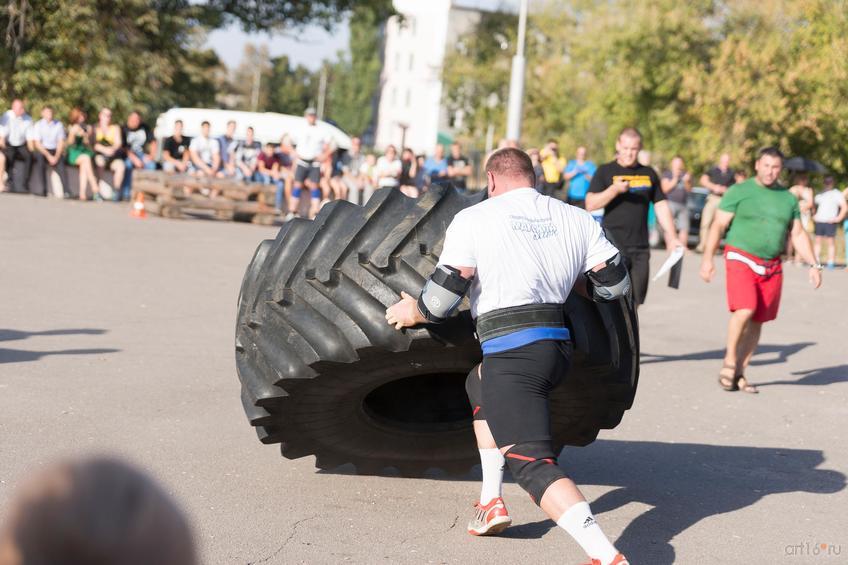 Фото №862597.  Турнир по силовому экстриму. Переваливание покрышки на время