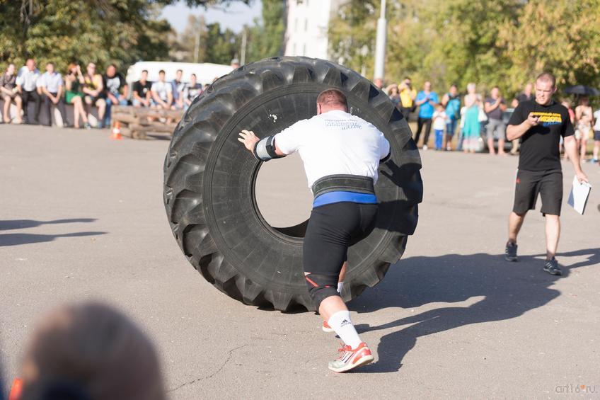 Фото №862603.  Турнир по силовому экстриму. Переваливание покрышки на время