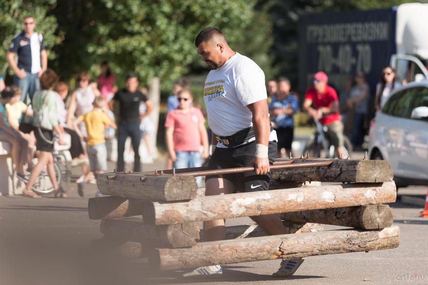 Фото №862657.  Турнир по силовому экстриму.  Бег с деревянным каркасом