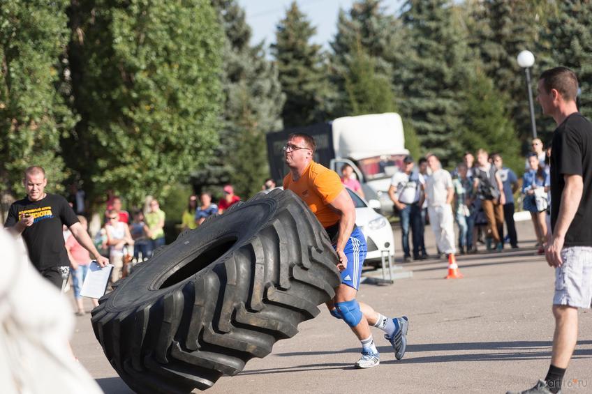 Фото №862699.  Турнир по силовому экстриму. Переваливание покрышки на время