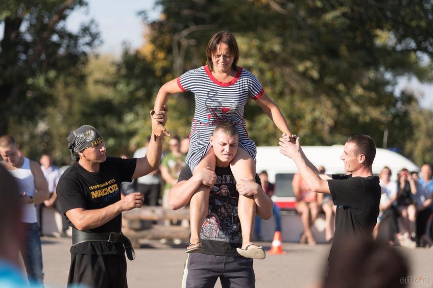 Фото №862771.  Турнир по силовому экстриму. Приседание с живым грузом