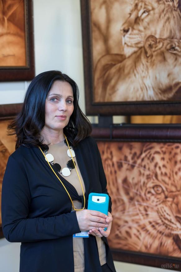 Фото №864371. Ольга Пастернак возле работ Дмитрия