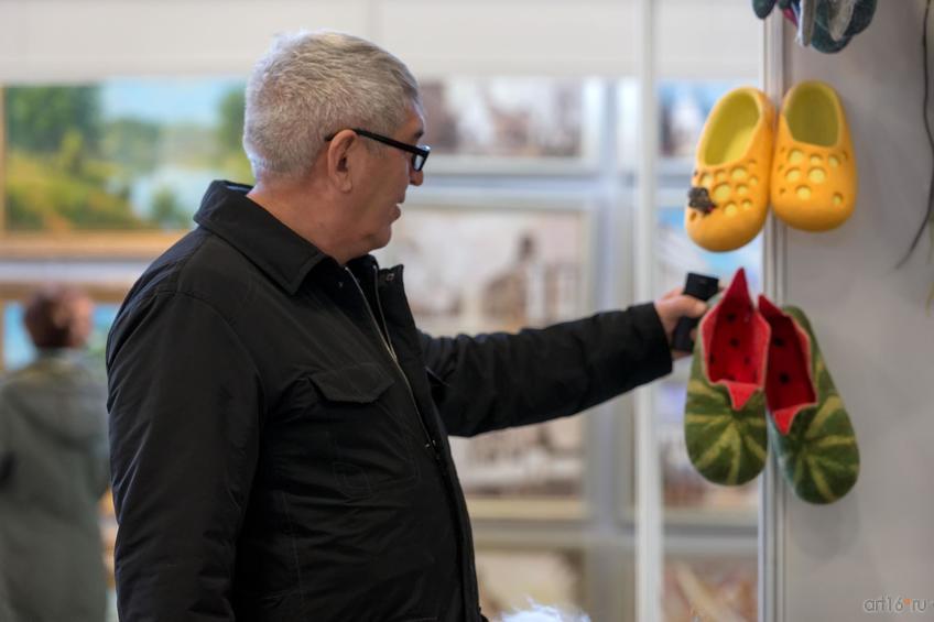 Фото №864473. Возле стенда Галиуллиной Наили