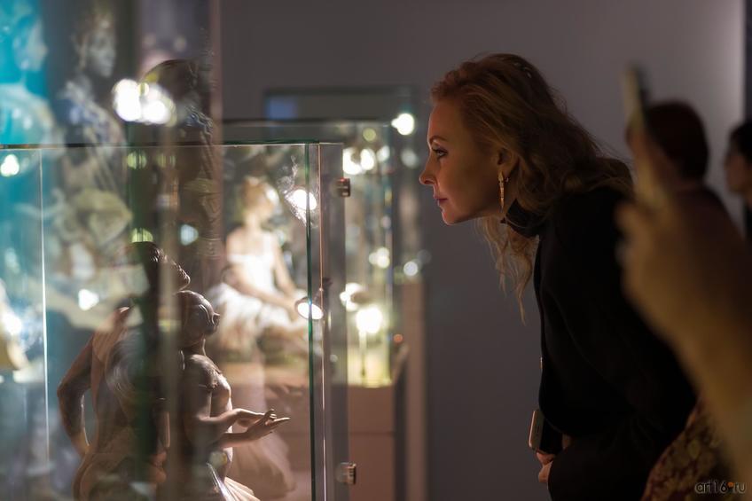 Фото №865763. На выставке «Фарфор на пуантах». Созерцание