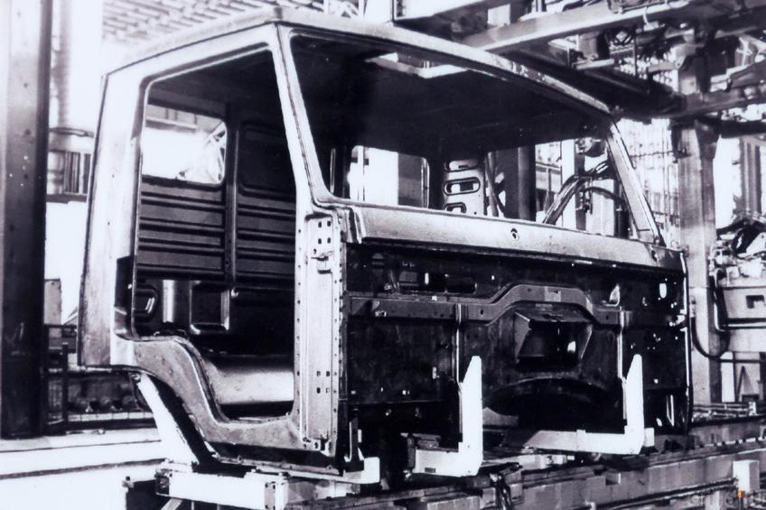 Фото №883450.  Фото: Еа ПРЗ изготовлена первая кабина. 19 декаюря 1975