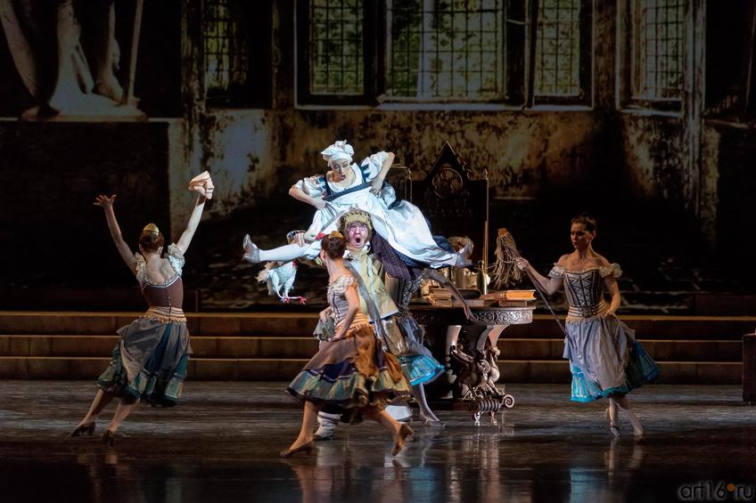 Фото №885977. Санчо Панса отбивается от крестьянок