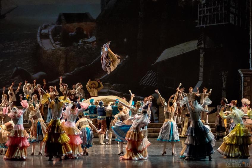 Фото №886109. Мужчины начинают качать (подбрасывать) Санчо Панса. Девицы ликуют