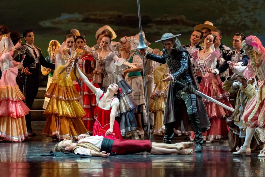 Фото №886241. Базиль вонзает кинжал в грудьи падает, Китри рыдает, Дон Кихот возмущен