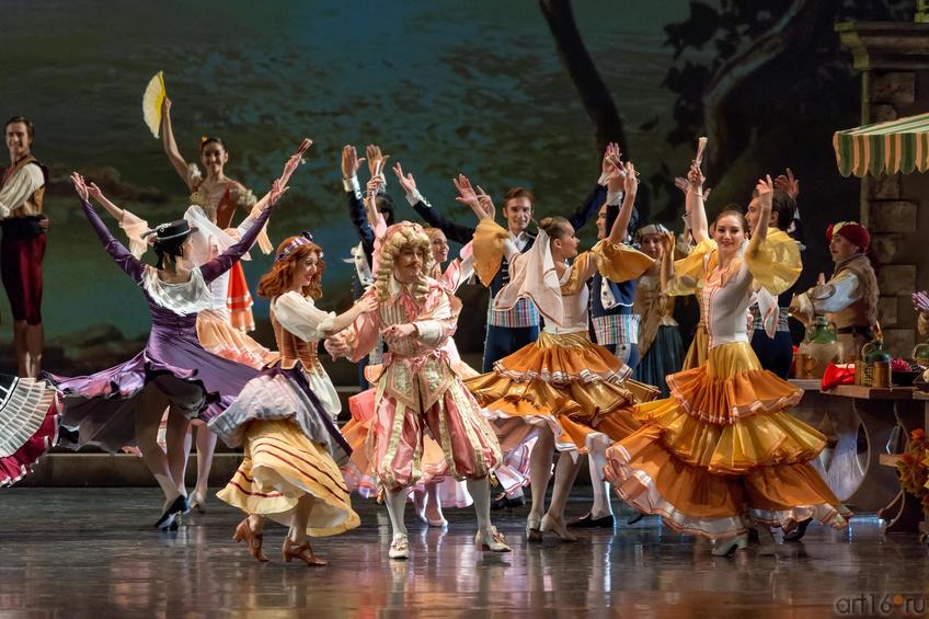 Фото №886253. Девицы выталкивают Гамаша из кабака