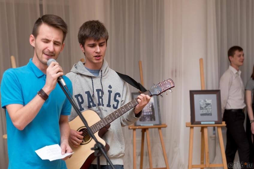 Фото №886522. Ярослав Курашов (гитара) с другом "Как упоительны в России вечера"