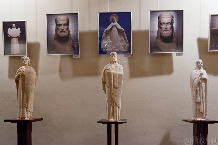 Фото №88807. Фрагмент экспозиции выставки А.Леонова "Скульптура в молитве"