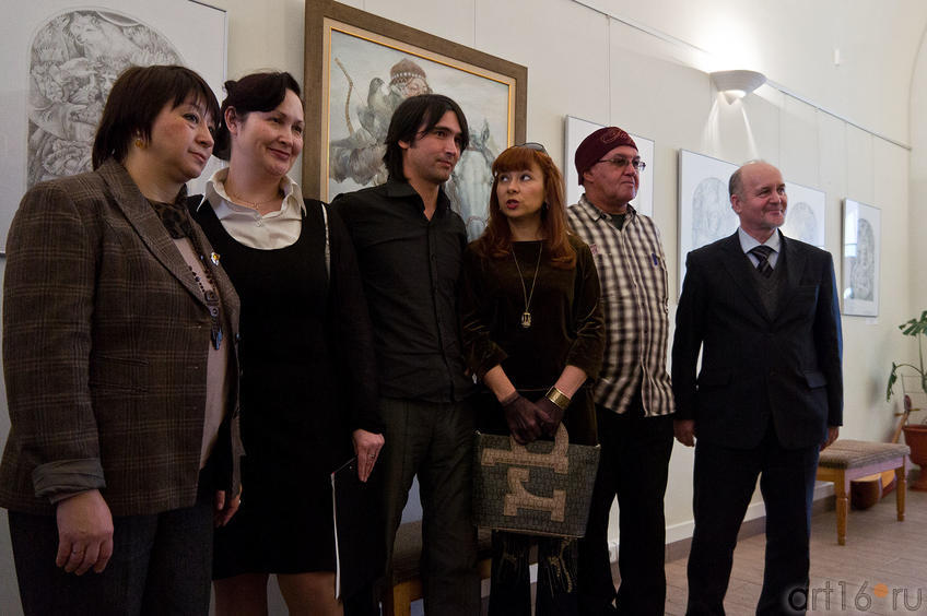 Фото №88911. Булат Гильванов. Фото с художником на память об открытии выставки