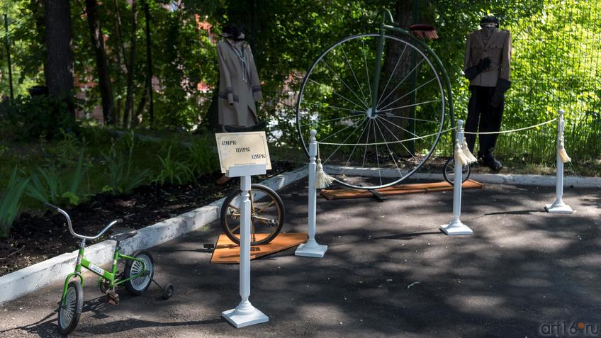 Фото №889560. Паук и Уницикл. Фондовый показ старинных цирковых велосипедов