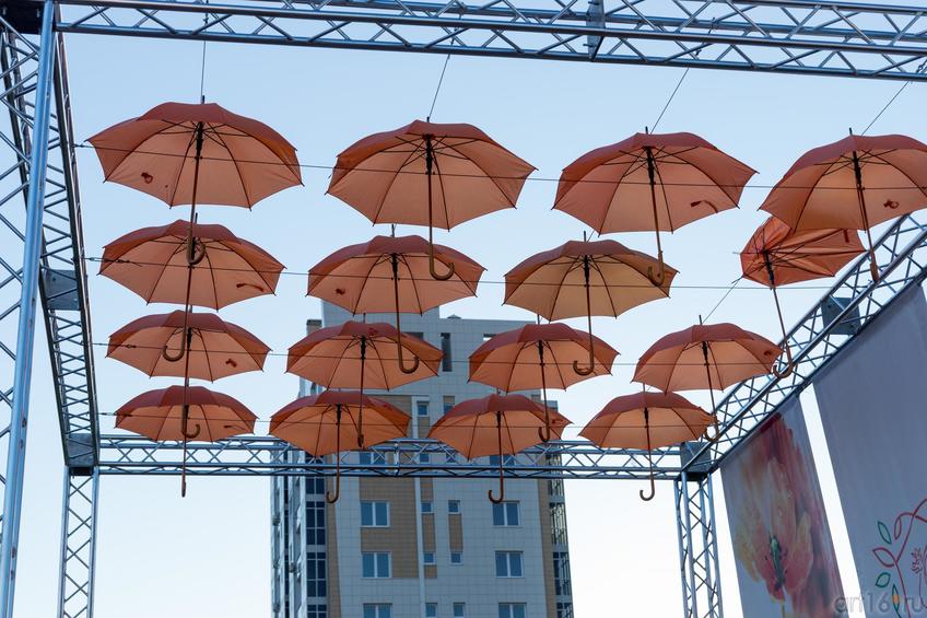 Фото №891407. Оформление сцены зонтиками