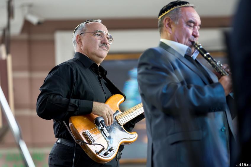 Фото №894368. «Симха». Аскар Курбангалеев (бас-гитара), народный артист РТ Альберт Гильфанов  (кларнет)